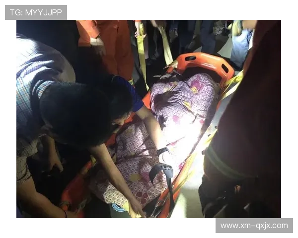 科贝电台:特尔施特根右膝髌腱受伤,已被救护车抬走 科贝电台:特尔施特根右膝髌腱受伤,已被救护车抬走